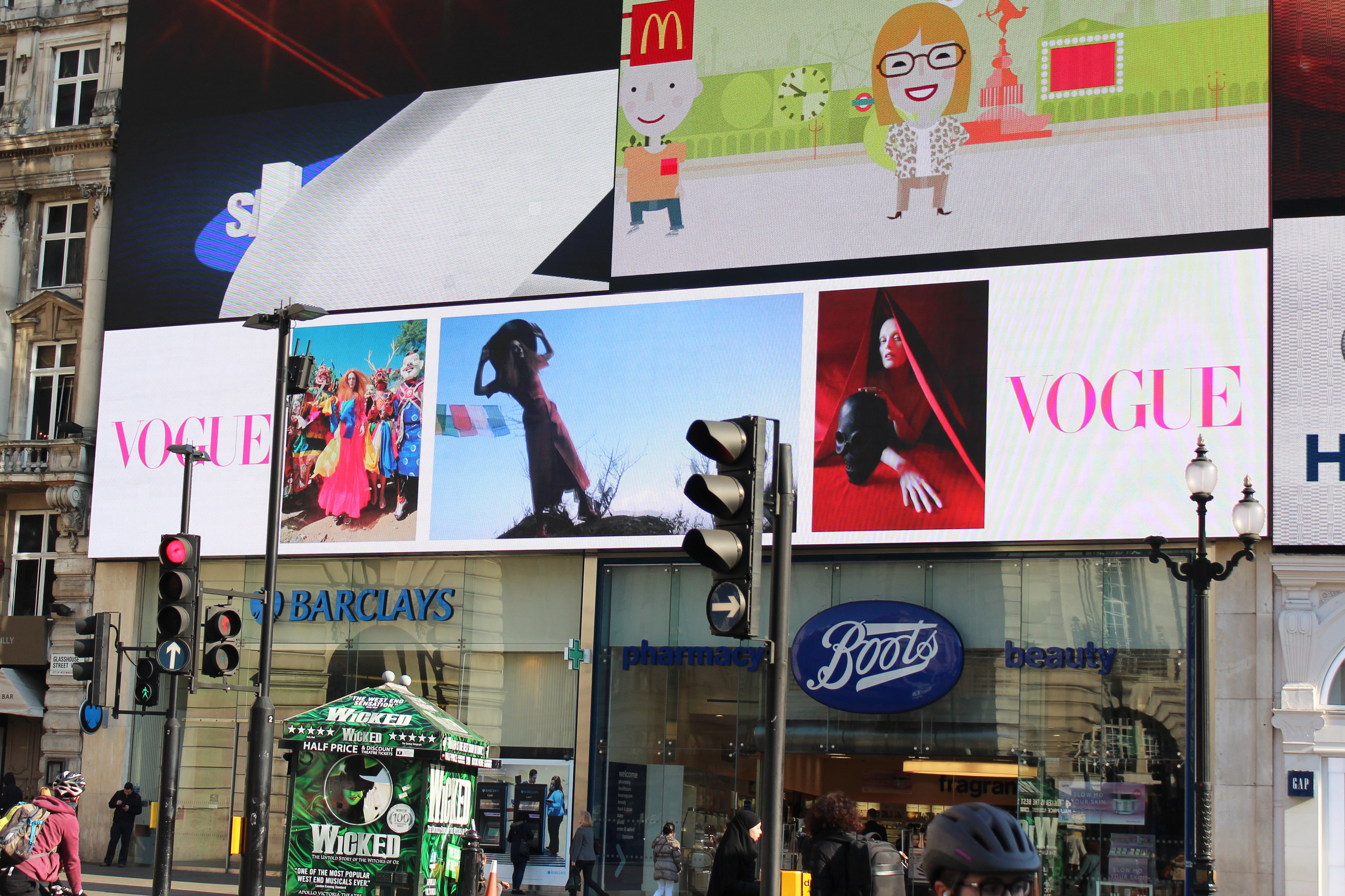 Vogue - June Ad Piccadilly Circus