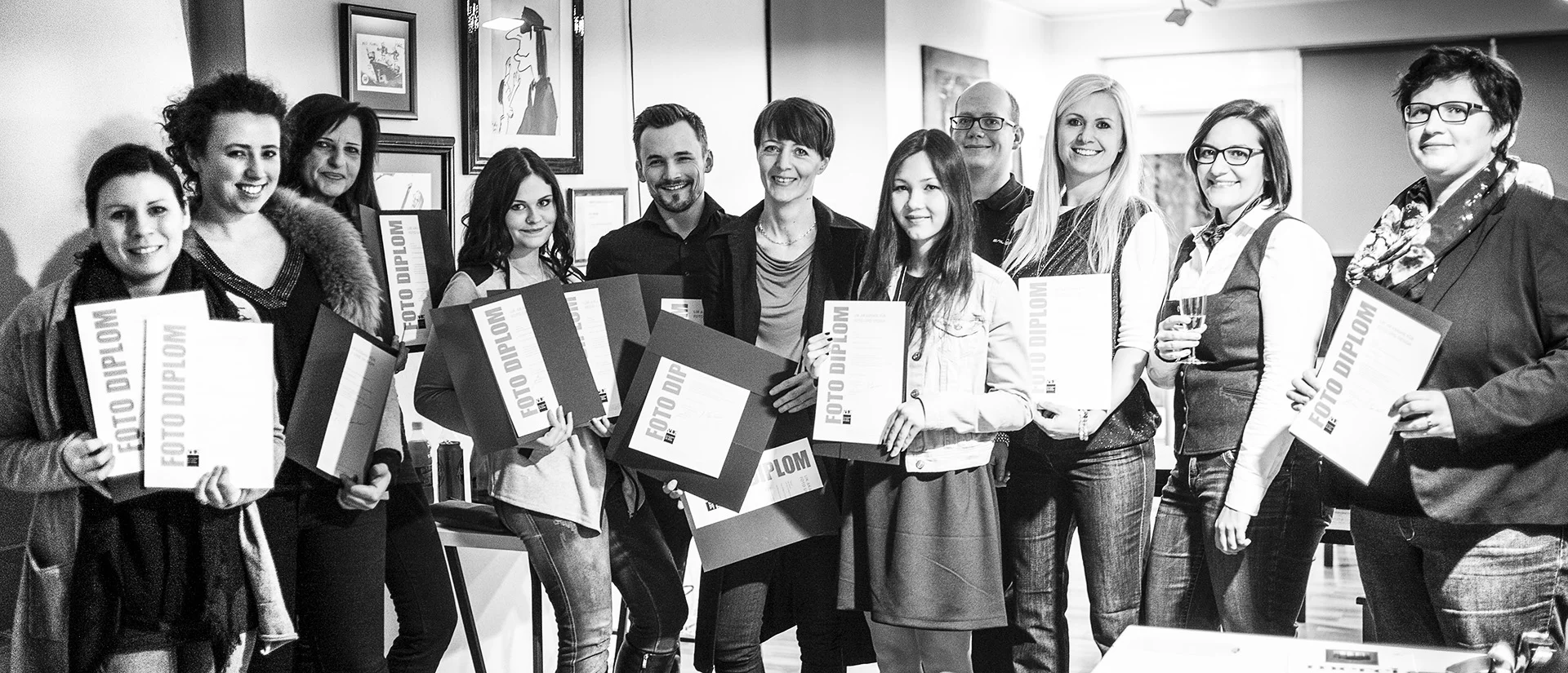 Die Absolventinnen der LIK Akademie Diplomlehrgänge in Linz