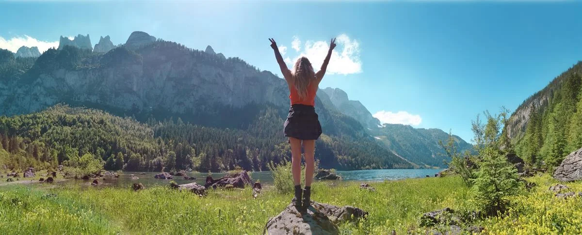Anna Gasser auf der Suche nach unentdeckten Schönheiten mit dem Huawei P30 Pro in Österreich.