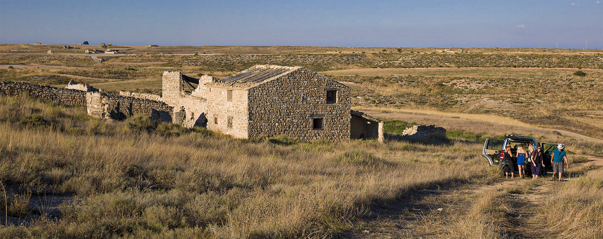 RUND UMS MONASTERIO FINDET SICH KARGE LANDSCHAFT UND UNWIRKLICHE REALITÄT.