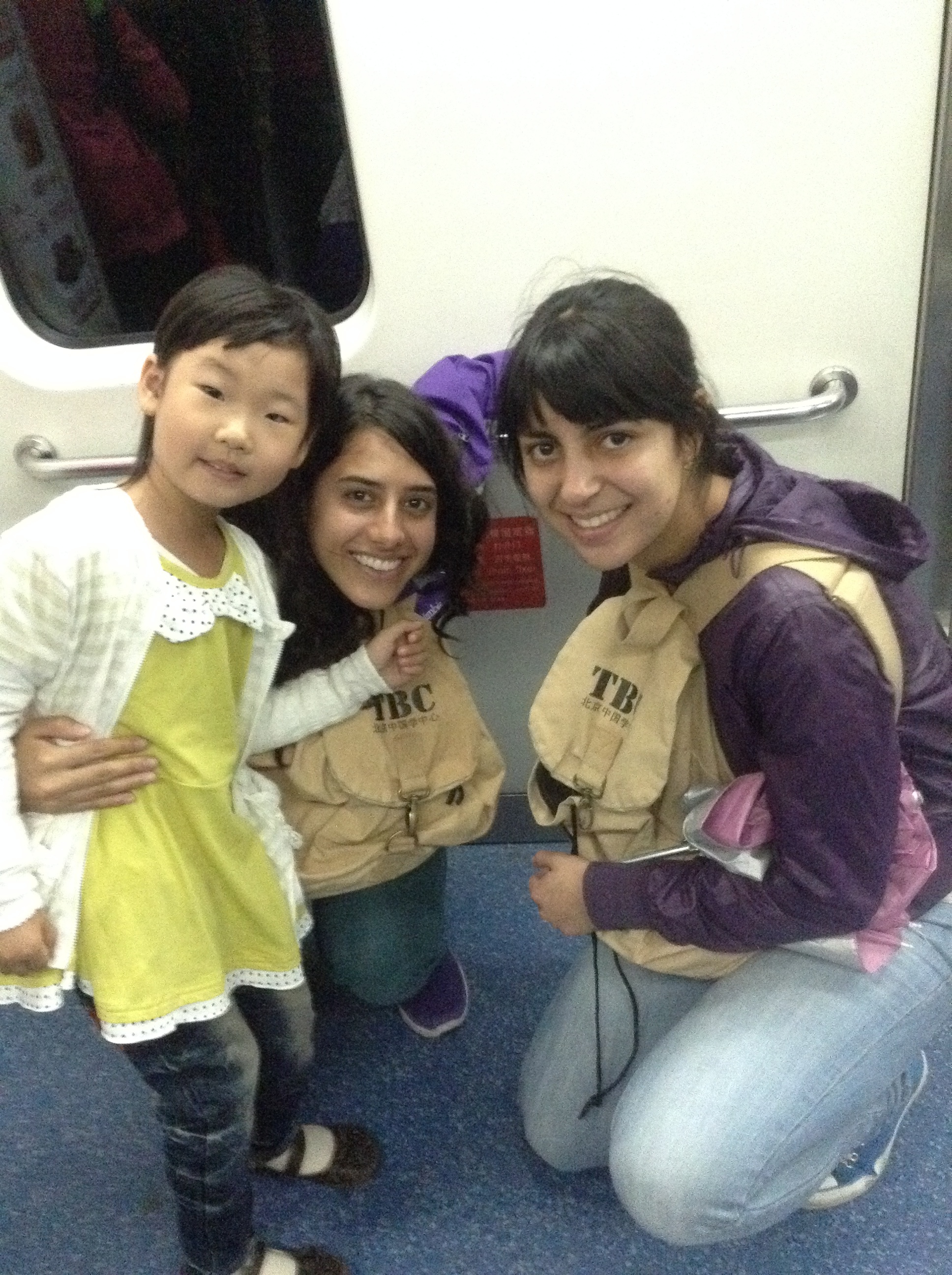 En el metro con una belleza han y Lauris, mi hermanita colombiana en China