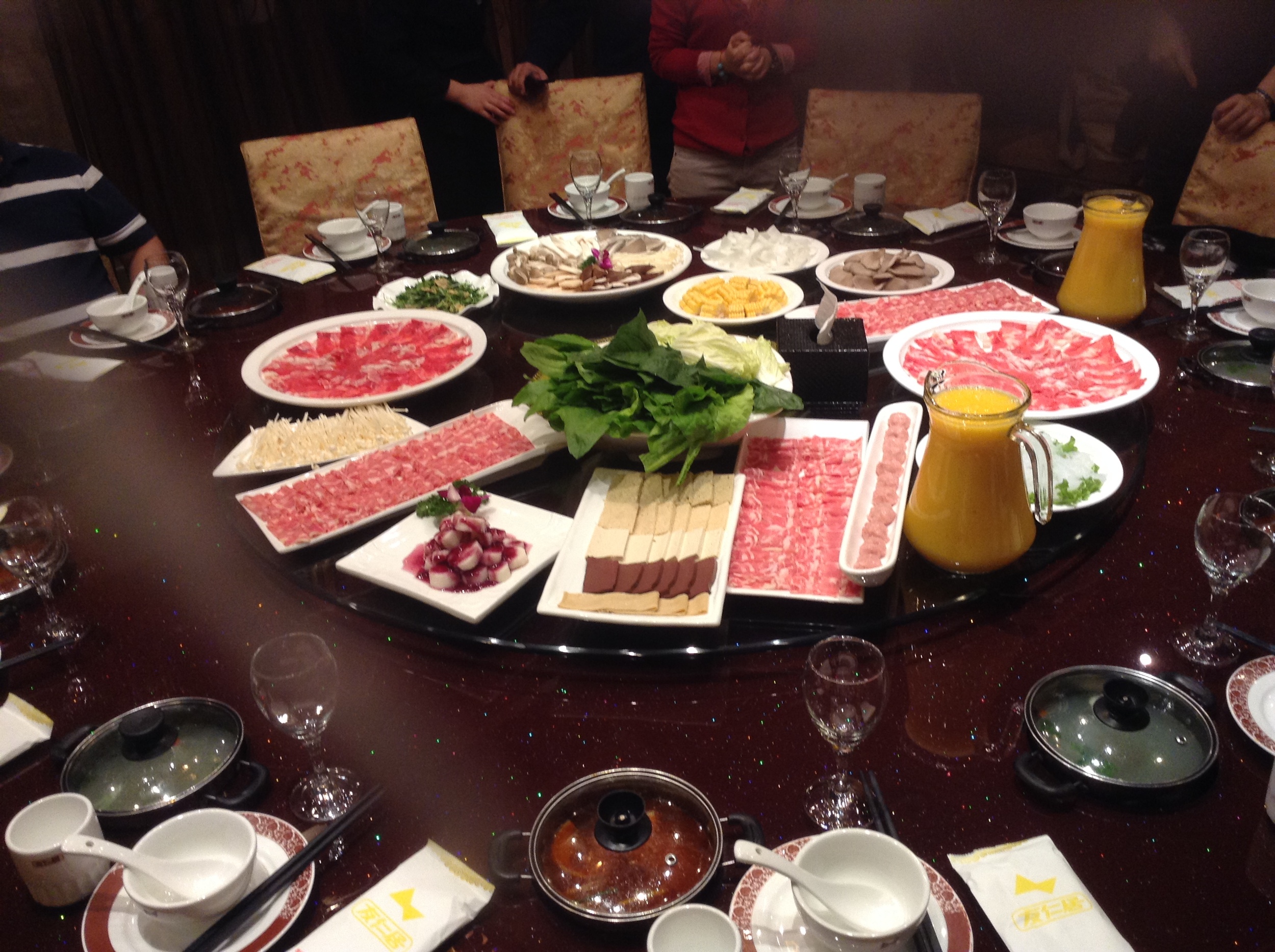 Hot Pot: cada comensal sumerge la comida (cruda) en la olla que tiene en frente. De lo mejor de Beijing