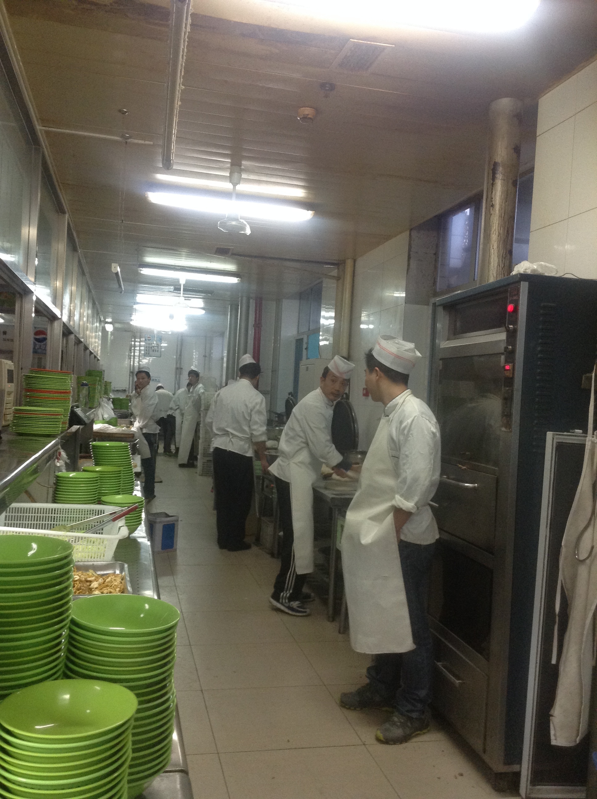 Los cocineros en la cafetería de mi universidad. Acá una historia sobre ellos : http://www.laurarojasaponte.com/laura-en-china-blog/mi-muchedumbre