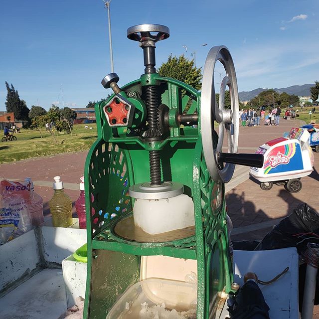 Esta m&aacute;quina para hacer raspados.
--
#Env&iacute;adeextinci&oacute;n