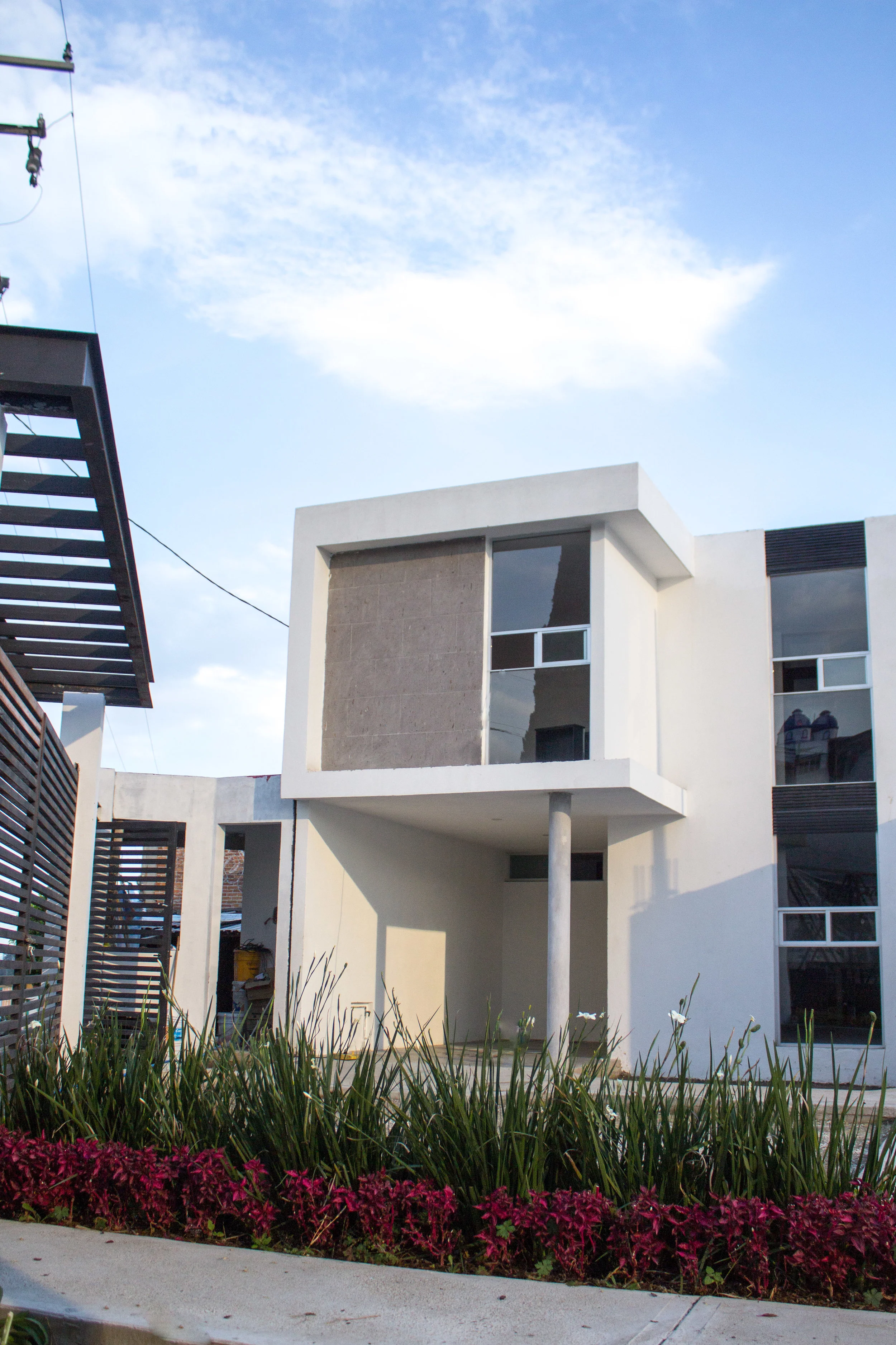  El proyecto de Conjuto Terremote, ubicado en la colonia Bellavista en el municipio de Cuautitlán Izcalli; cuenta con 5 casas de 122 m² y una casa de 138 m². El diseño &nbsp;enfatiza &nbsp;la seguridad del conjunto residencial y un planteamiento esté