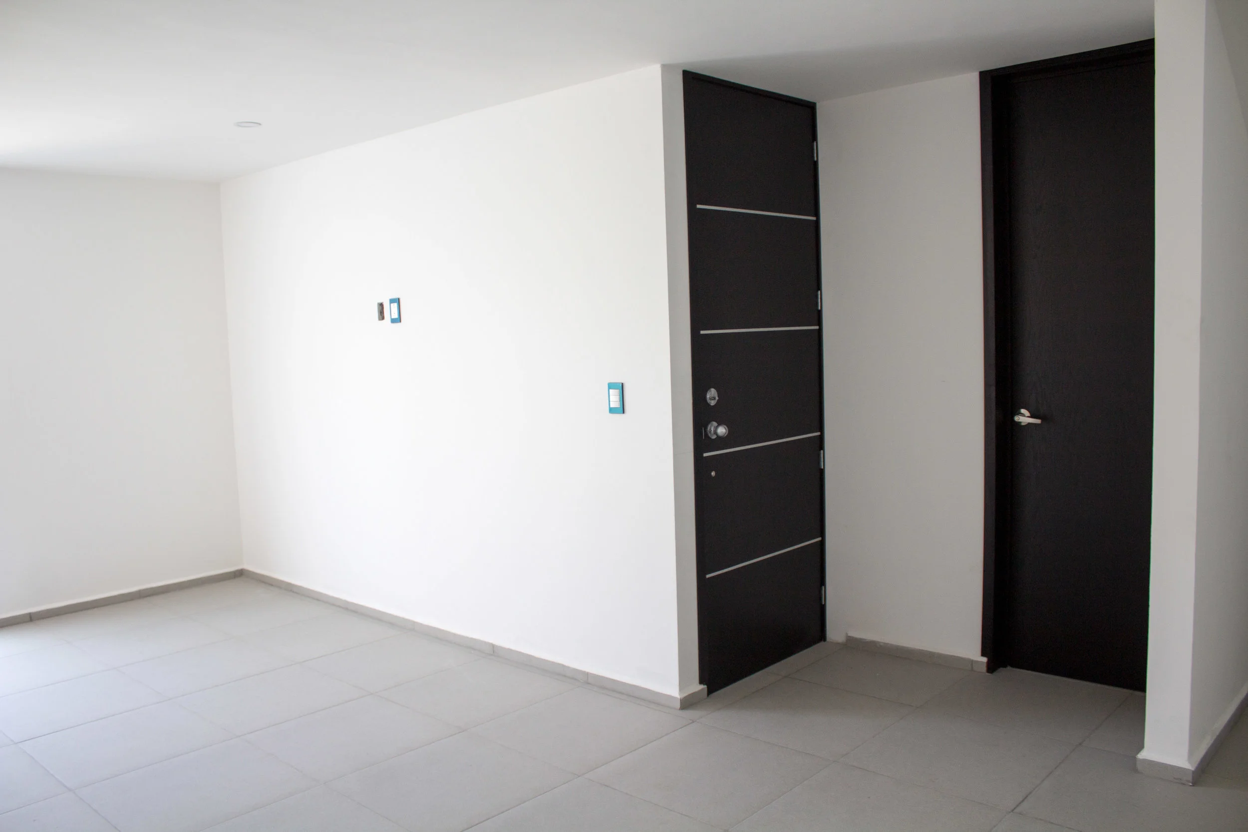  &nbsp;&nbsp;La casa tipo cuenta con 3 recámaras, 2 baños completos en la planta alta, mientras que la planta baja posee sala comedor, cocina, 1 baño de visita, un patio de servicio y un cajón de estacionamiento para un vehículo. Además incluye una c