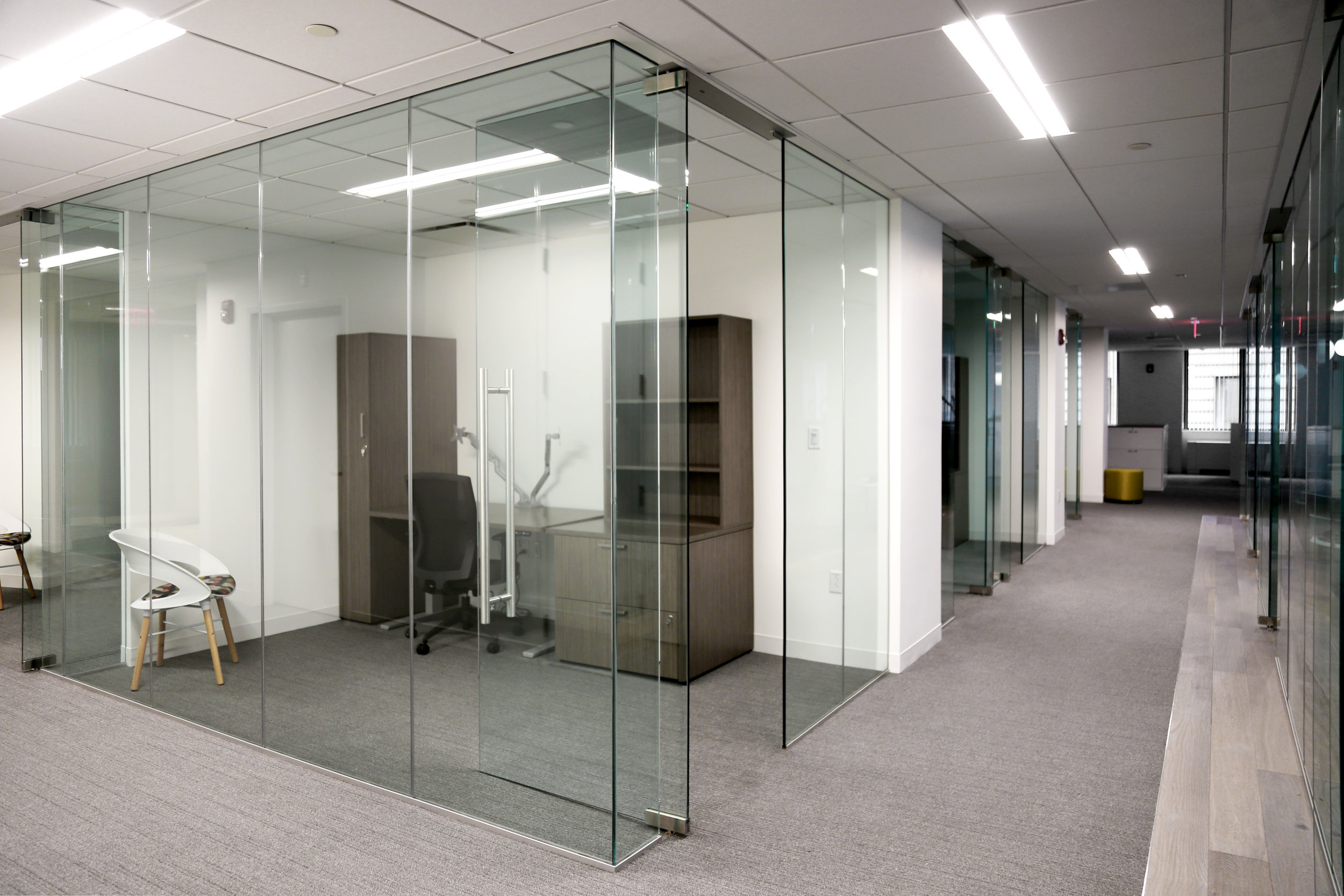 Illume Frameless Glass Office Corner Turn - Spaceworks AI.jpg