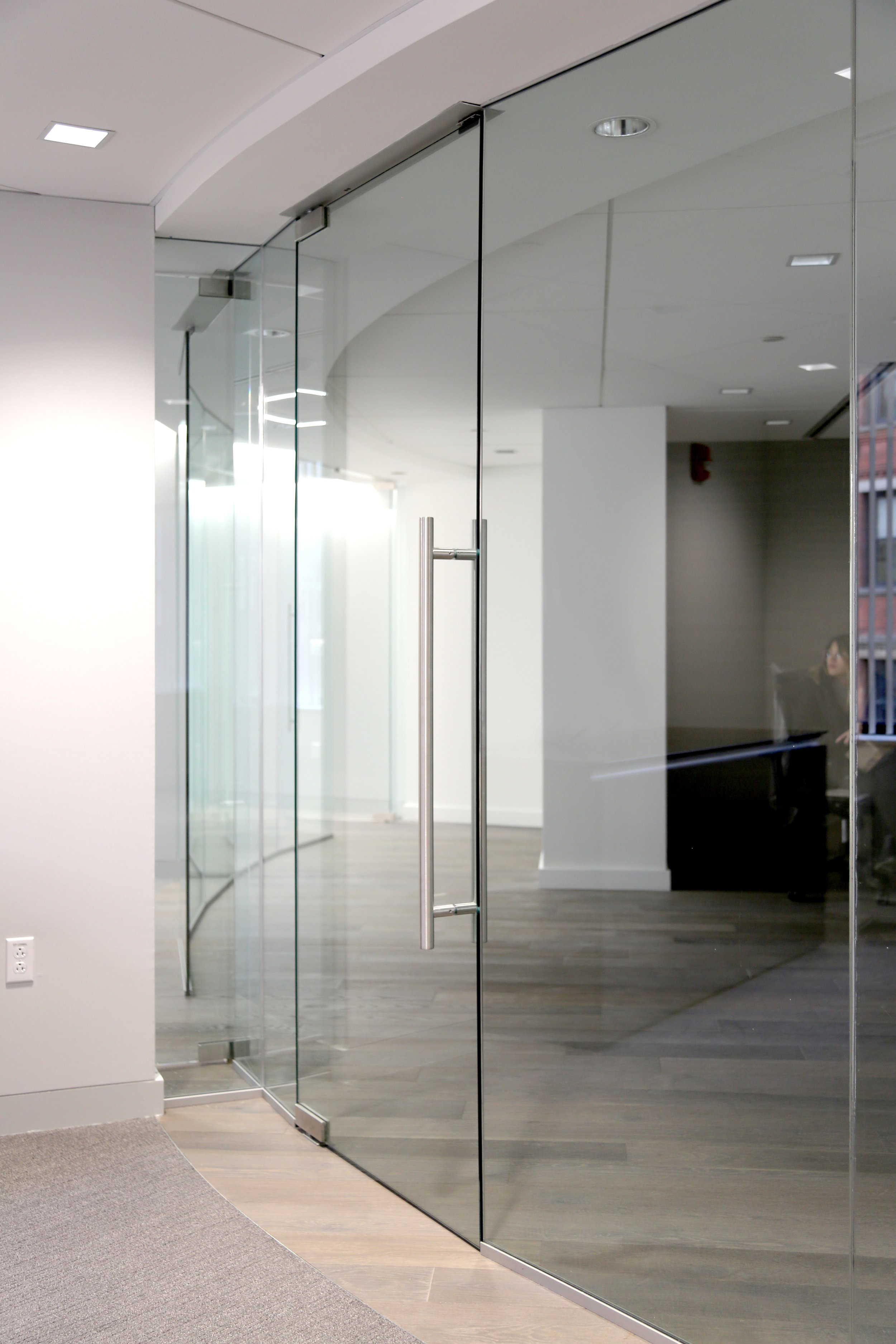 Illume Frameless Glass Office Curved - Spaceworks AI.jpg