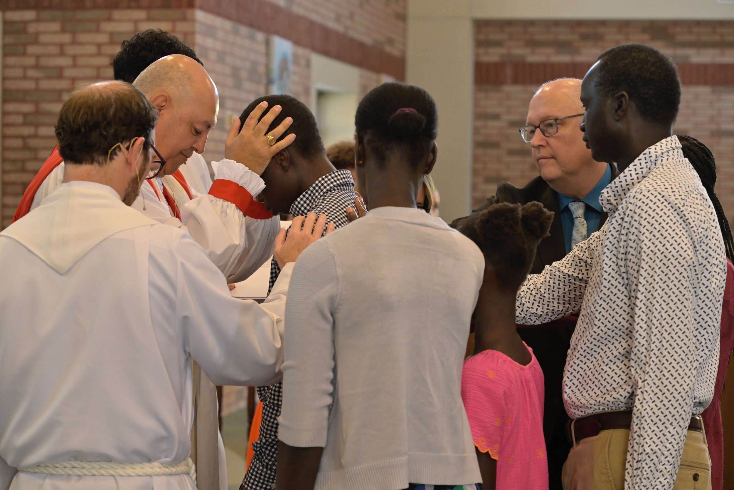 Gracia como la lluvia: Obispo Monterroso Visita la iglesia de Holy Apostles en Katy.&nbsp;