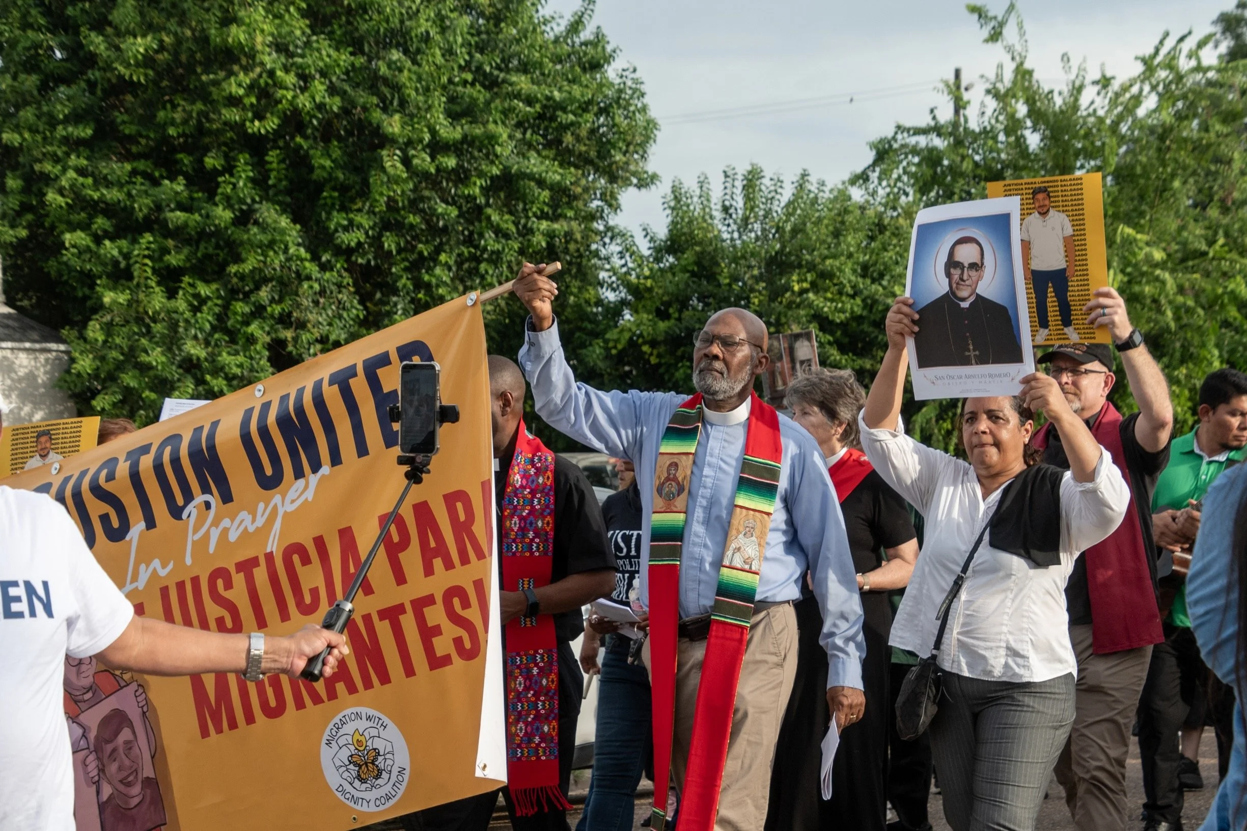 Episcopales se unen a líderes religiosos de Houston para orar por sanación, justicia y una migración con dignidad
