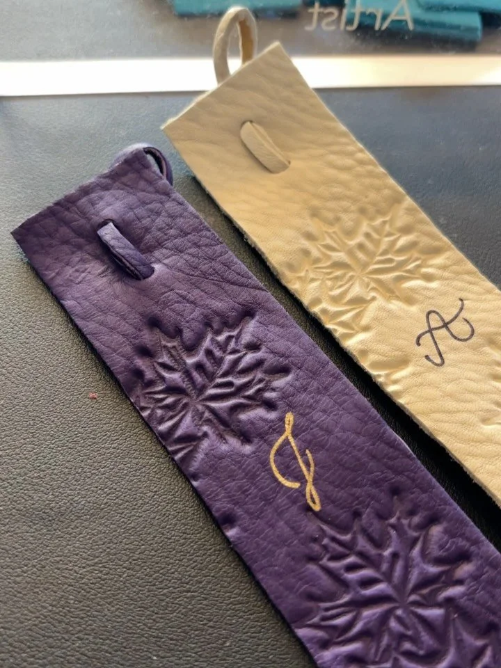 Partnered up with @helmsbriscoe @hyatt to personalize these gorgeous, hand made, buttery soft bookmarks by @hidesinhand for their guests - they were delighted to say the least!

Thank you @the_creativeconnoisseur for dreaming up the idea and to @love