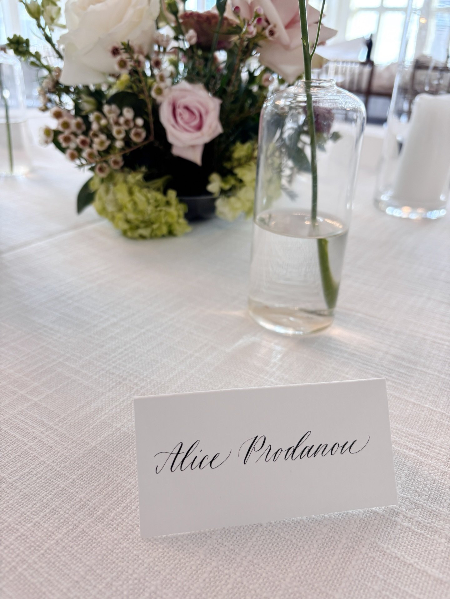 I had the pleasure of creating classic white place cards with black ink and an epic seating chart for today&rsquo;s wedding @omnikingedward 💍💐

Mallie &amp; Marcus, it was a joy to turn your beautiful vision into reality. Thank you for your trust a