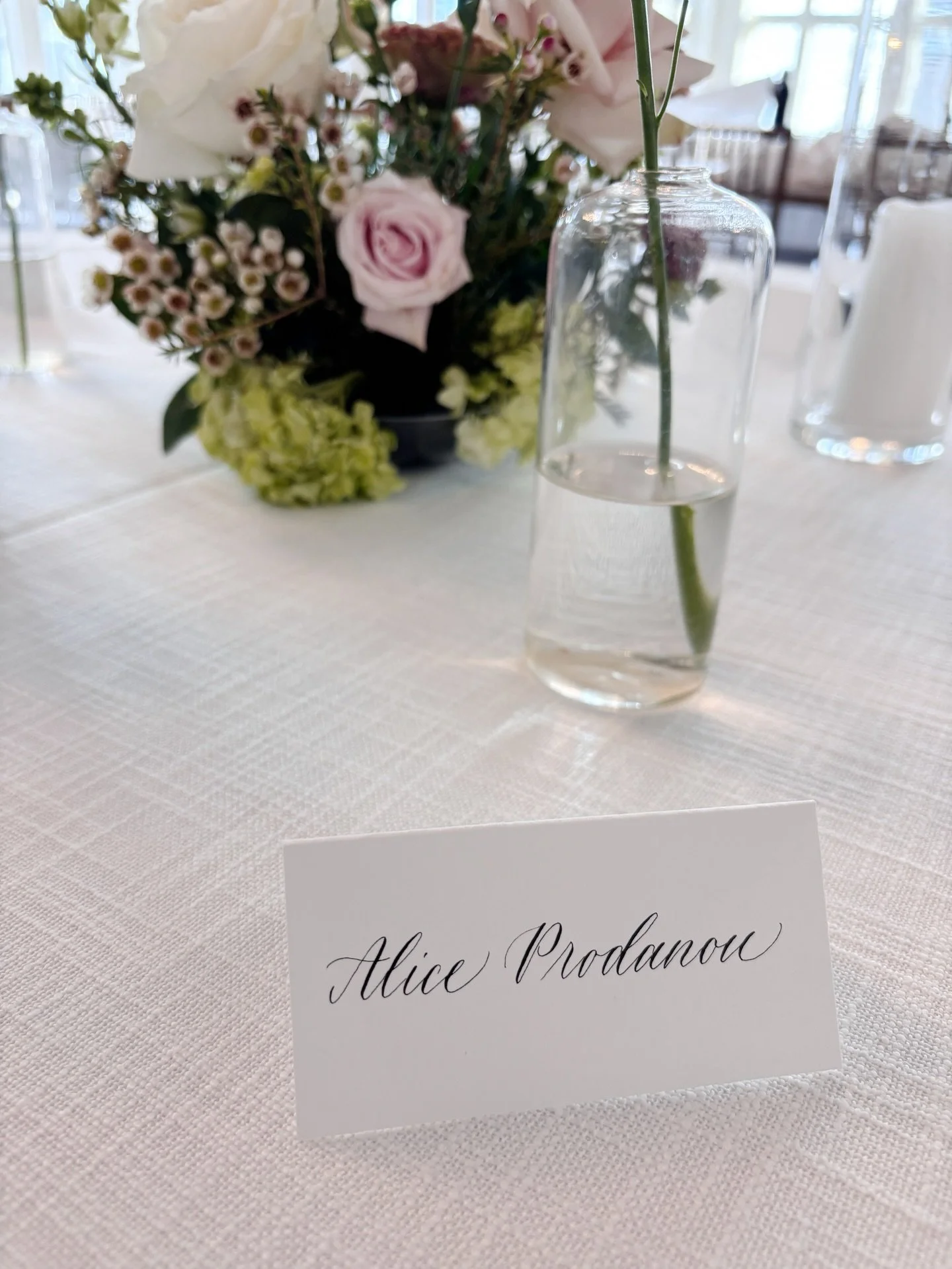 I had the pleasure of creating classic white place cards with black ink and an epic seating chart for today&rsquo;s wedding @omnikingedward 💍💐

Mallie &amp; Marcus, it was a joy to turn your beautiful vision into reality. Thank you for your trust a