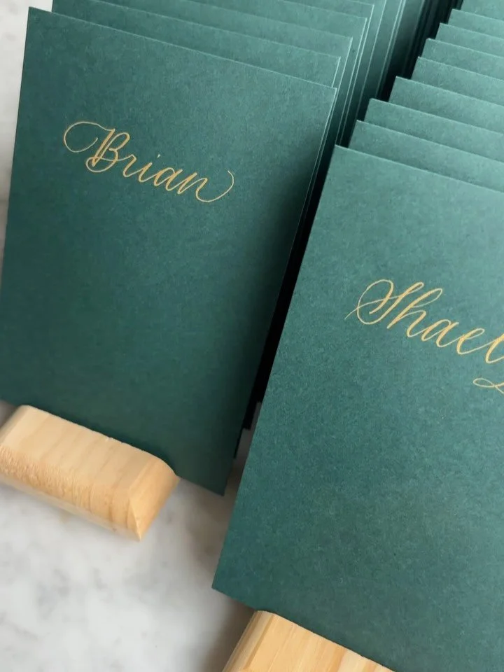 Over 250 names on gorgeous green envelopes ready for gifting ✨

#gracesongcalligraphy #torontocalligrapher #torontocalligraphy #applauseapplause