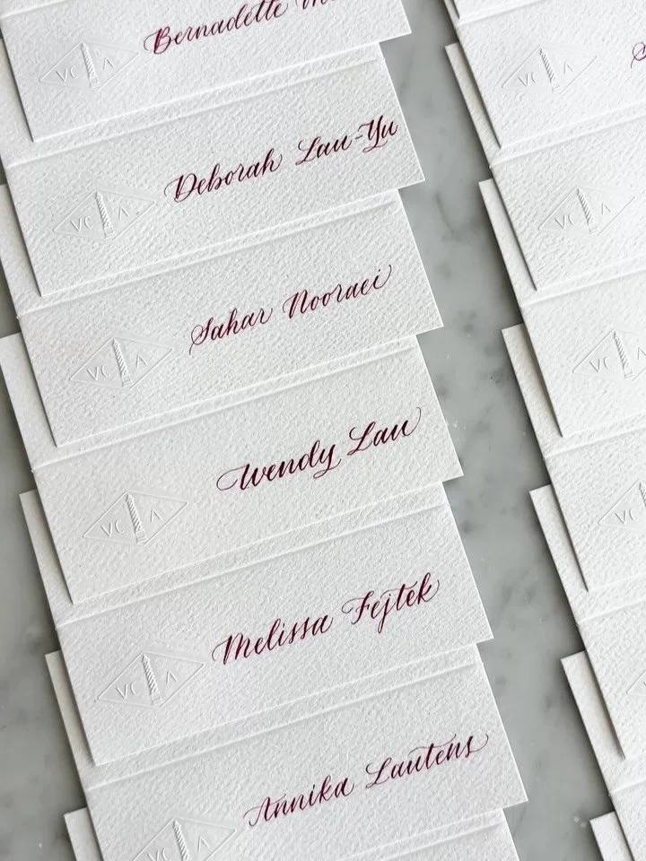 Along with the handwritten drink menus, @vancleefarpels also requested calligraphy place cards in a deep pink ink to complement the evening&rsquo;s aesthetic ✨

Each letter was at most 5 mm tall 😮&zwj;💨 A delicate challenge, but such a pleasure to 