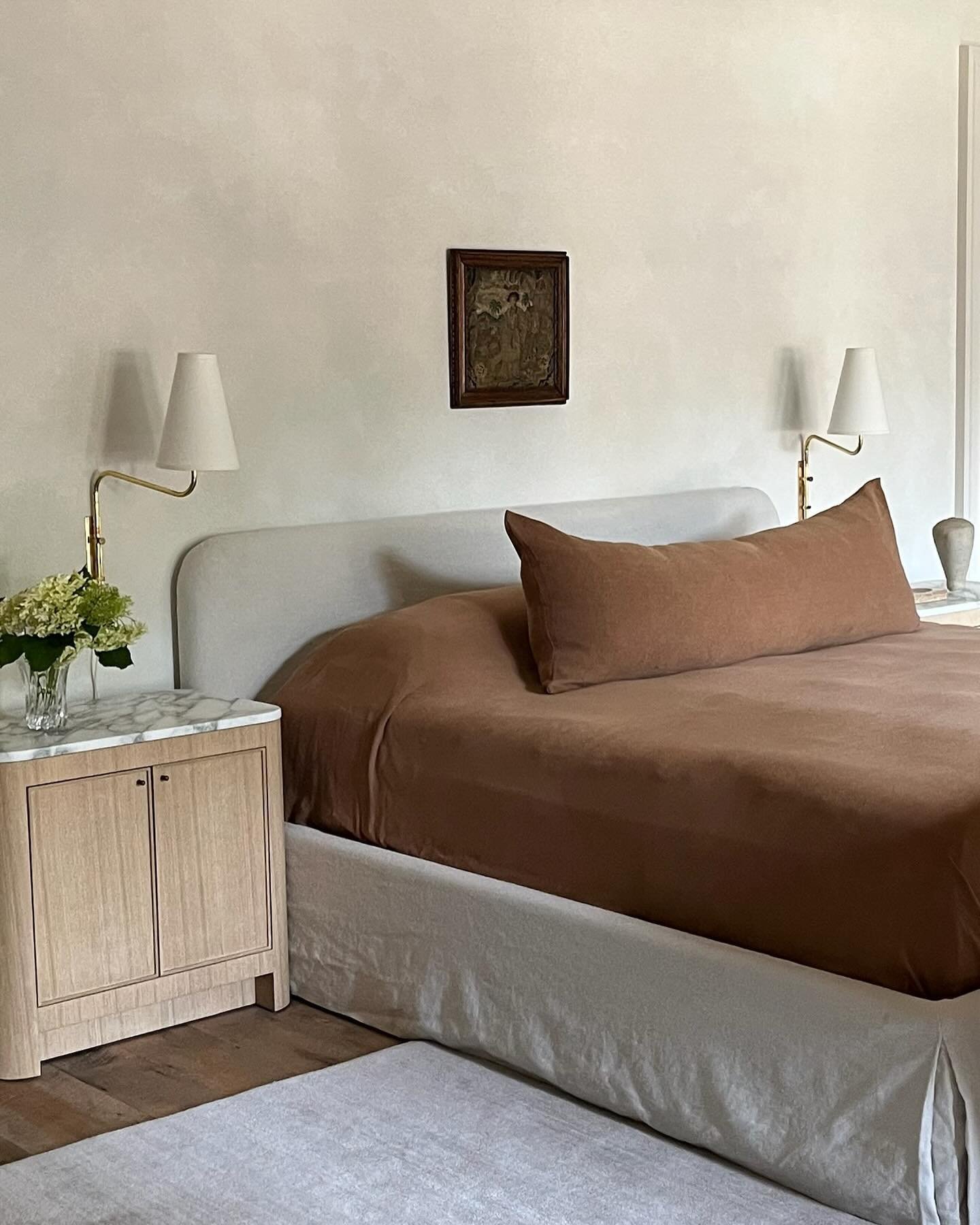 Are you a sleep in or wake up and make your bed early kind of gal? #englishcolonialproject