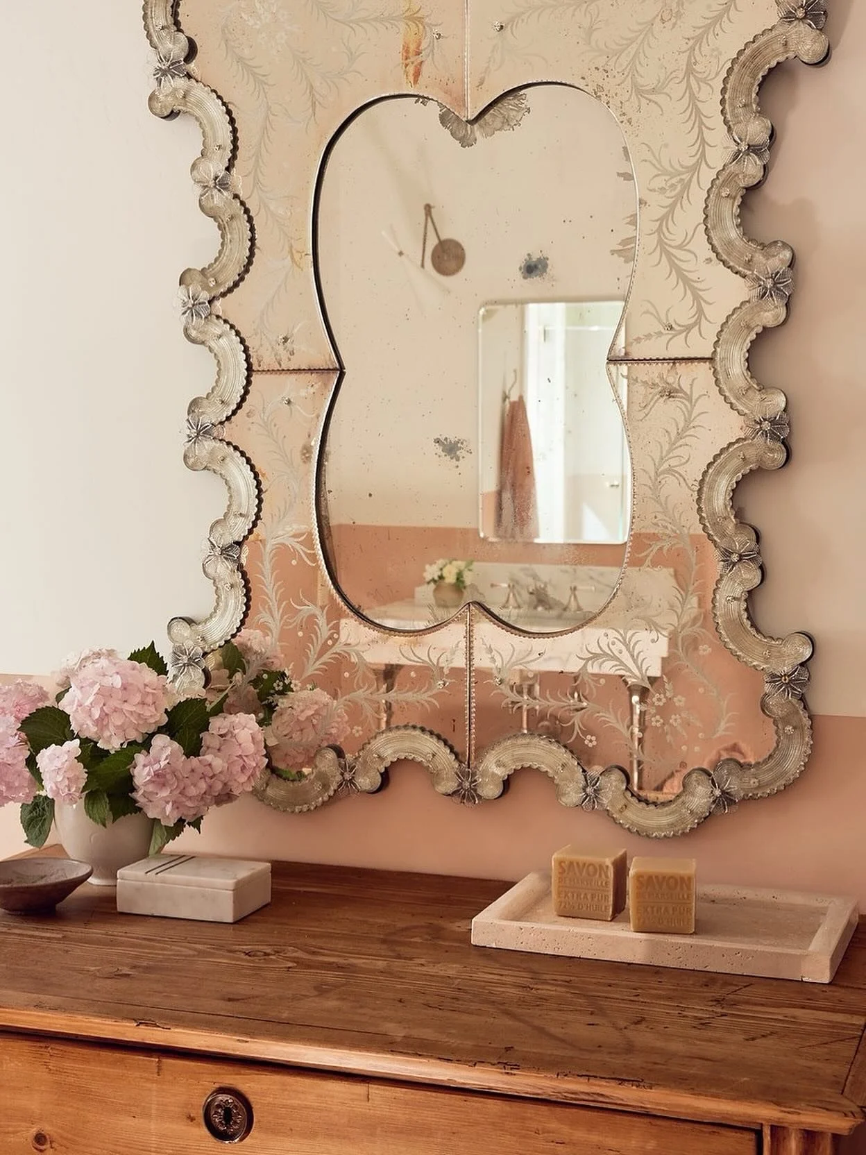 Former snore room gets a glow-up &mdash; every detail has a detail in this guest en suite. We love the unexpected juxtaposition of vintage, custom lime wash, and mid-century lighting in our #californiavilla project.
⠀⠀⠀⠀⠀⠀⠀⠀⠀
Photographer: @colemoser