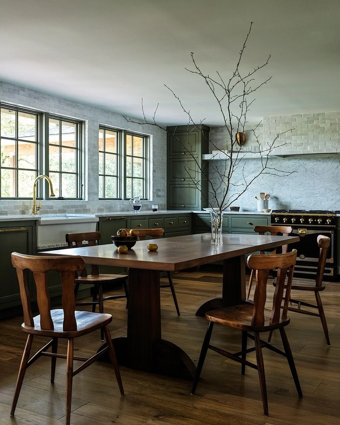 Cooler days ahead invite us to slow down and take on new hobbies. For us, that means pulling out our favorite cookbook and exploring new dishes in our favorite room of the home. #cottageinthewoods

Photographer: @chrismottalini