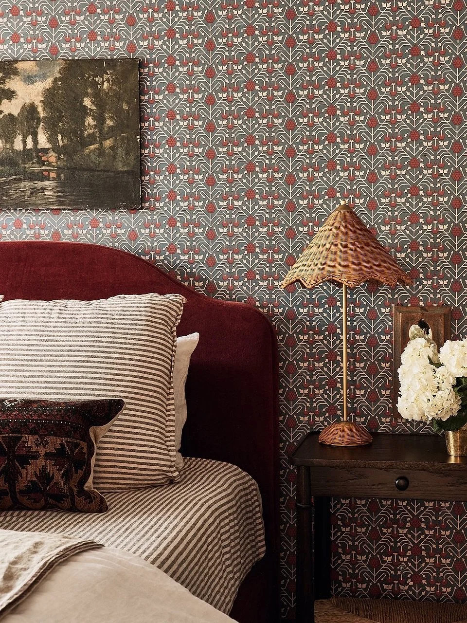 Pictured- Reason #3456789 why were big fans of wallpaper. Floor to ceiling. Actually, might as well paper the ceiling as well. More is always more. 
⠀⠀⠀⠀⠀⠀⠀⠀⠀
Photographer: @colemoser