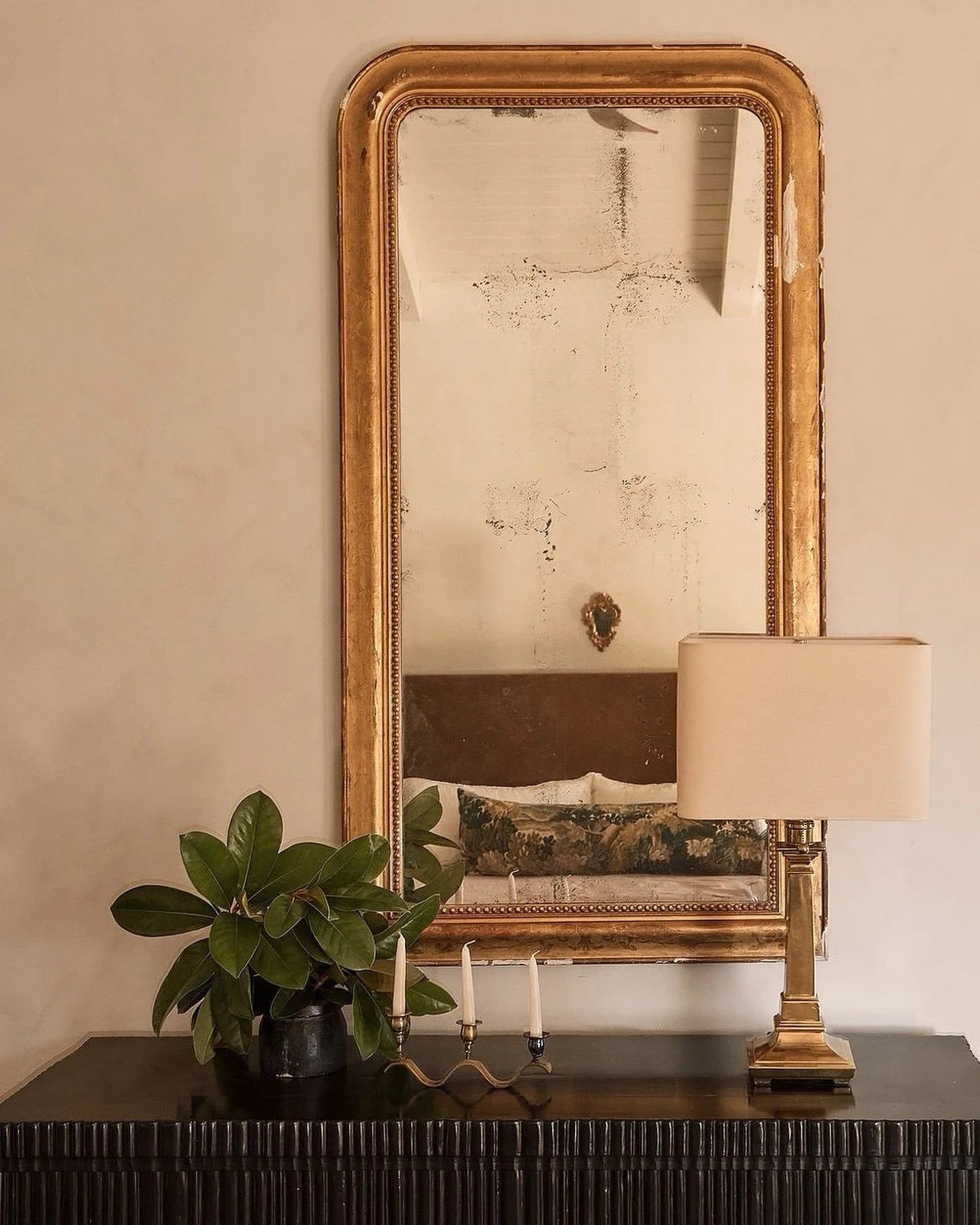 We love a space layered wall-to-wall in vintage, collected over time with intention.
⠀⠀⠀⠀⠀⠀⠀⠀⠀
Photographer: @colemoser