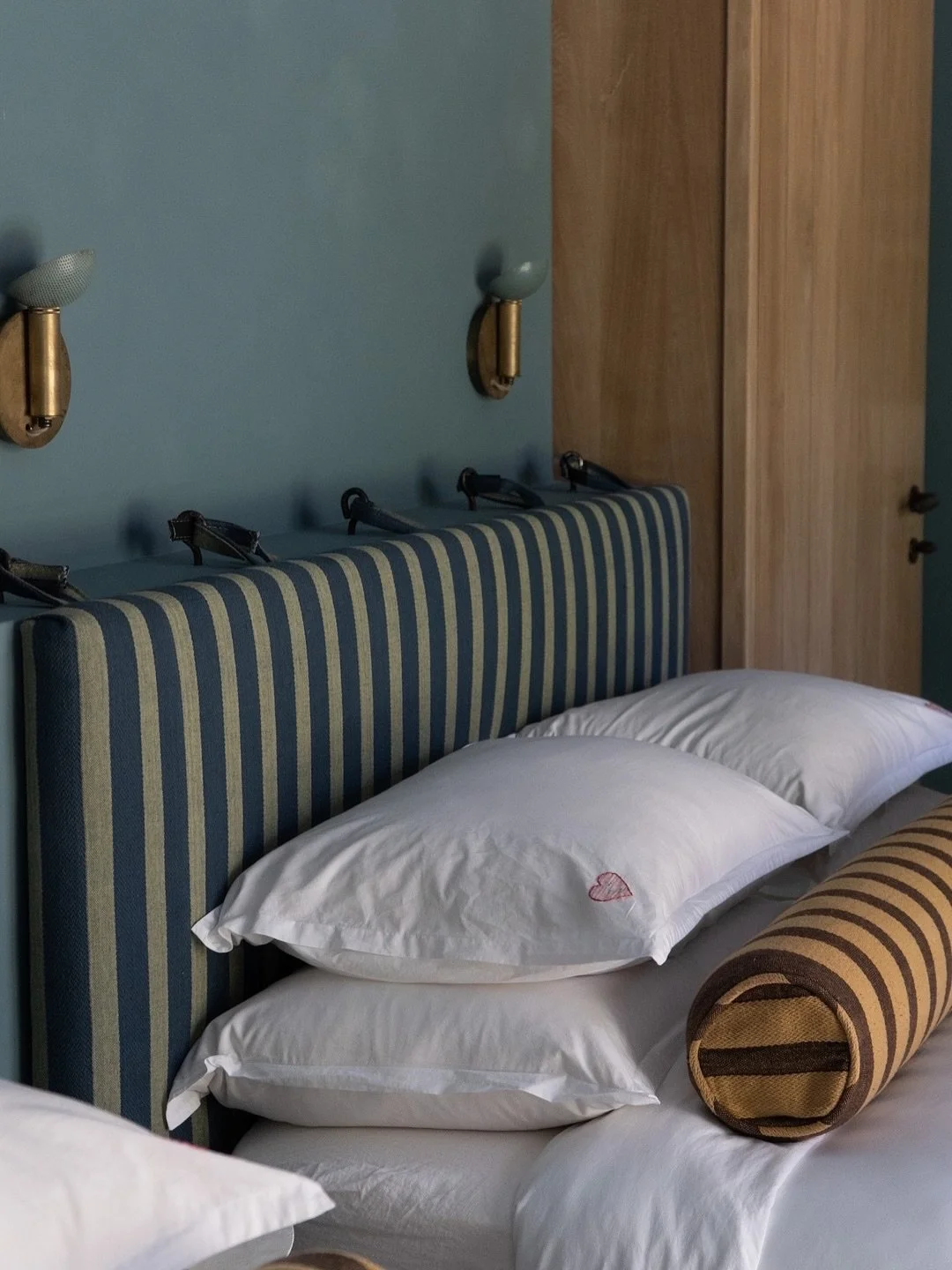 Textile mixing: the secret to spaces that feel collected, not decorated.
⠀⠀⠀⠀⠀⠀⠀⠀⠀
For this Los Cabos home, we sourced near and far&mdash;lighting and furniture from Mexico City and San Miguel de Allende, rugs from Turkey, and handwoven textiles from