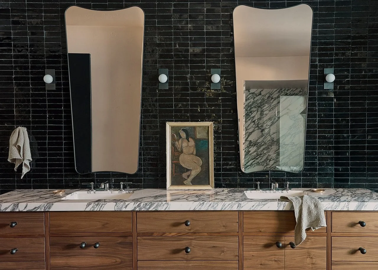 Juxtaposition at its best, tailored lines softened by vintage art, Italian mirrors, warm walnut, bold marble and the imperfect beauty of handmade zellige.
⠀⠀⠀⠀⠀⠀⠀⠀⠀
Photographer: @colemoser