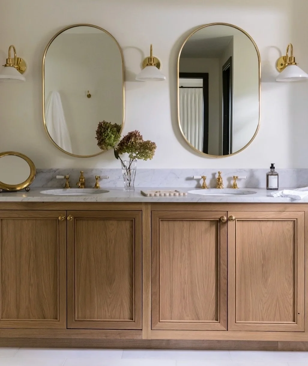 This PNW ranch (home to our favorite boss lady) underwent a full glow-up, and it&rsquo;s still one of our all-time favorites. Proof that imagination and good design can transform even the saddest, darkest homes into a dreamy #cottageinthewoods
⠀⠀⠀⠀⠀⠀