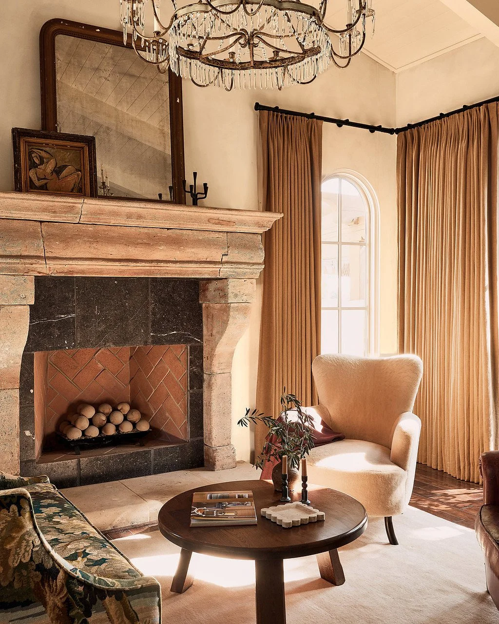 We call this one California Villa.
And she&rsquo;s exactly that. A Mediterranean-style villa set in sunny Central California, surrounded by olive and palm trees, with the kind of bones every designer hopes for.
This project hits differently, and that