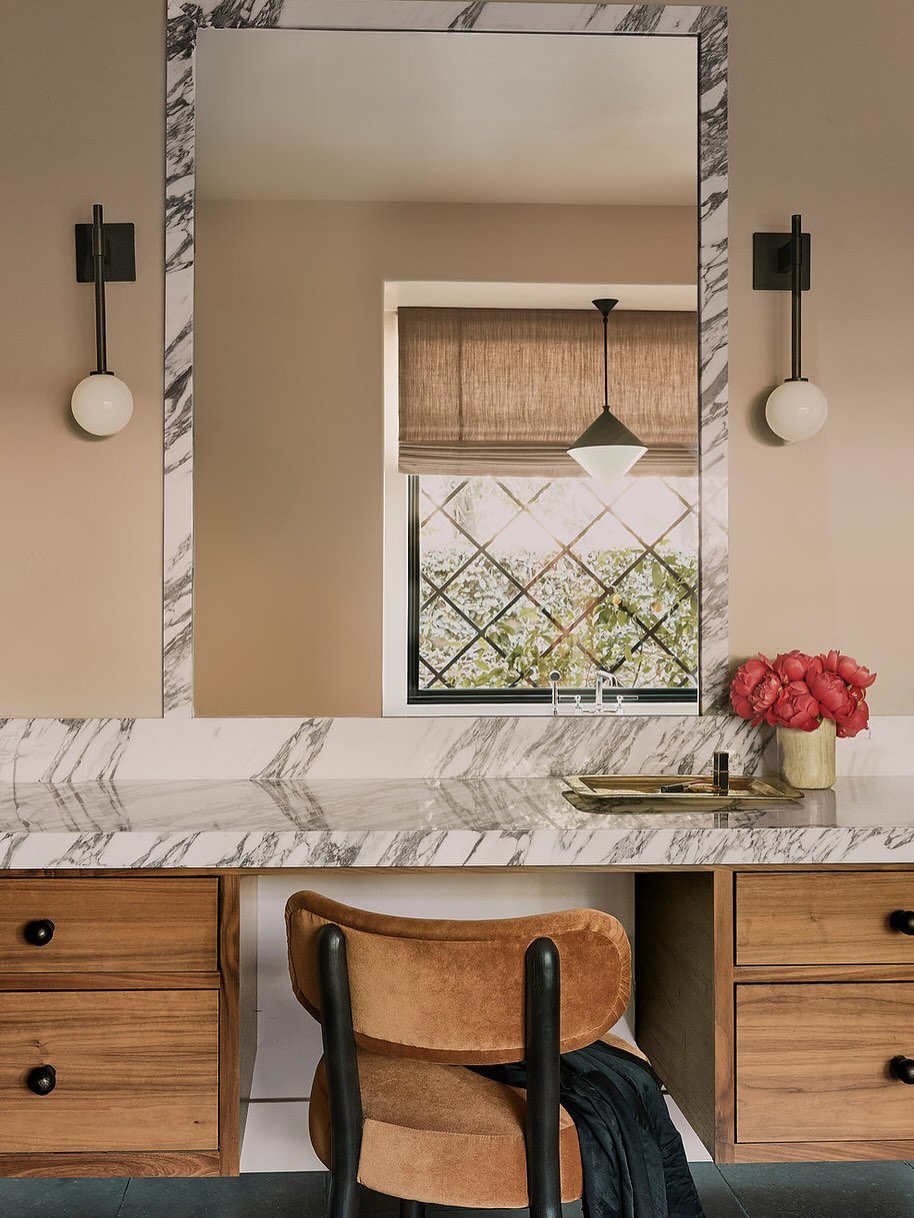 Materials moment, marble edition.
Chosen to sit in quiet contrast to the depth of the bluestone floors and the softness of the Roman clay walls, this slab brings movement, light, and a kind of natural electricity to the room. The tile already tells a