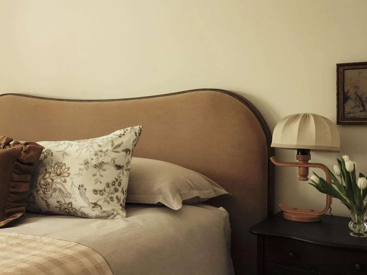 Another look at this guest suite in our Montana Maison project. Cozy and curated for the perfect stay. 
Photos: @colemoser