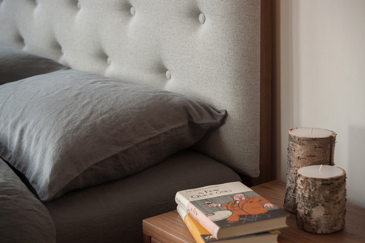 buttoned-headboard-bed-with-linen-bedding-close-up.jpg