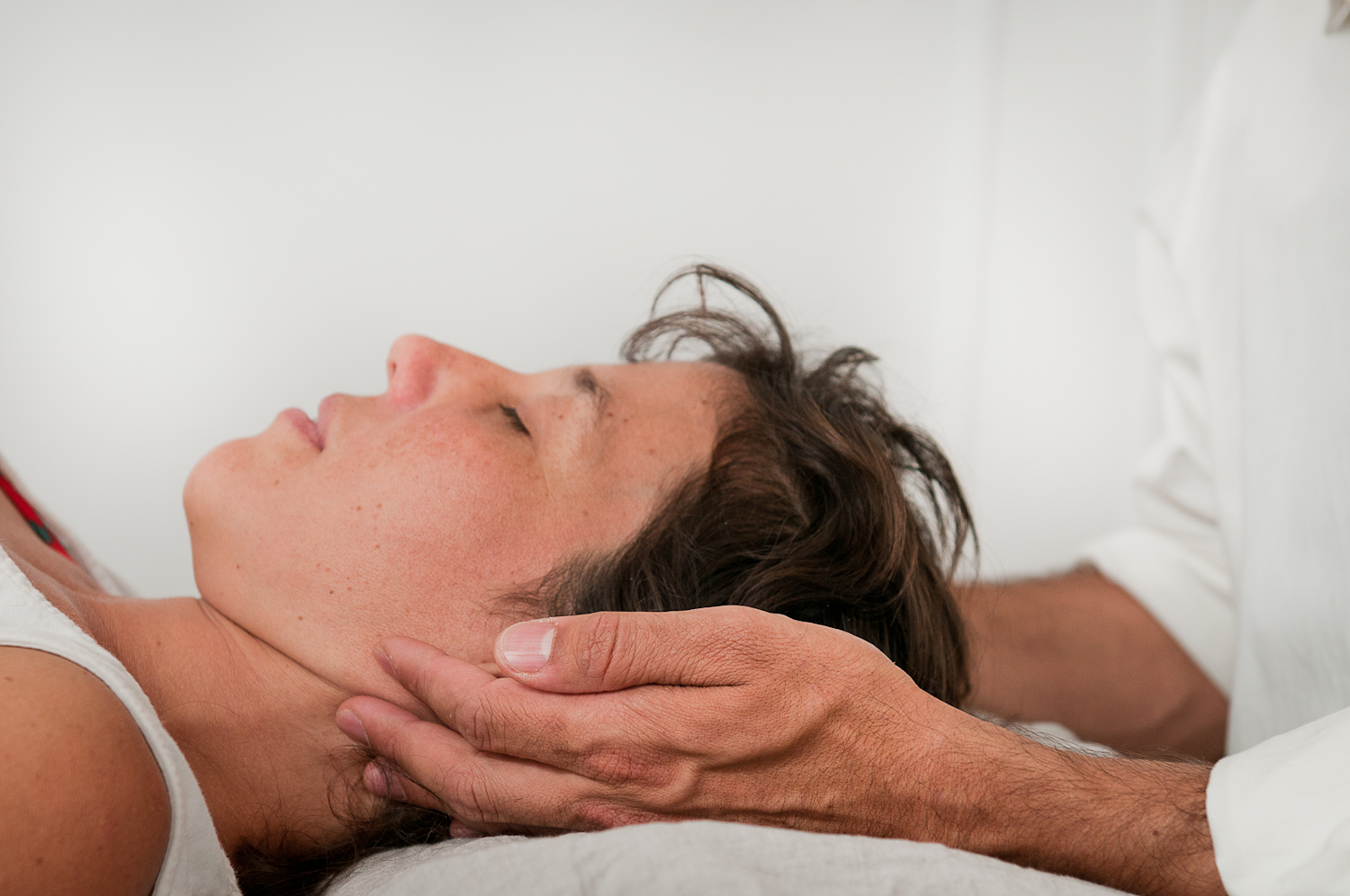  .... The hands in traditional osteopathy create a spacious environment for a person to rest in. The touch is non-invasive and non-manipulative. .. L'ostéopathie s'engage comme procéssus avec les rhythmes et constantes du développement dans la natur