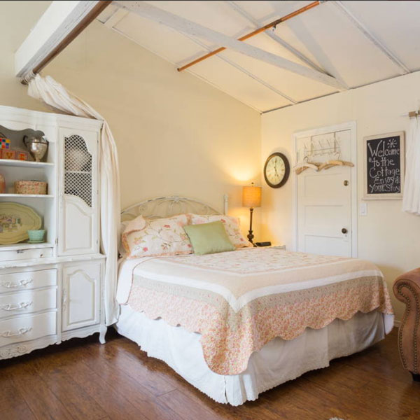 Napa Airbnb - Farmhouse cottage