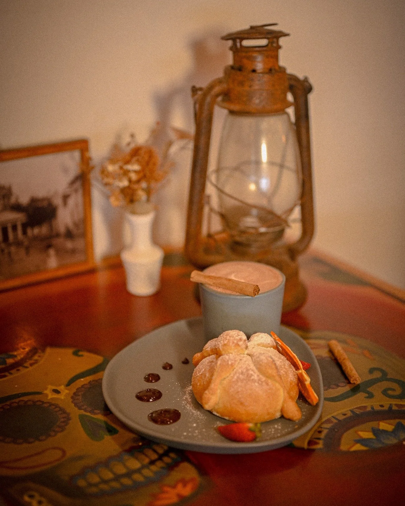 💀✨ Pan de Muerto is here! ✨💀
Celebrate the season with our freshly baked Pan de Muerto, available now until November 2nd! Pair it with a cozy cup of hot Chocolate Abuelita for the ultimate fall combo or enjoy it on its own. 🍞☕️ Come by Original's 
