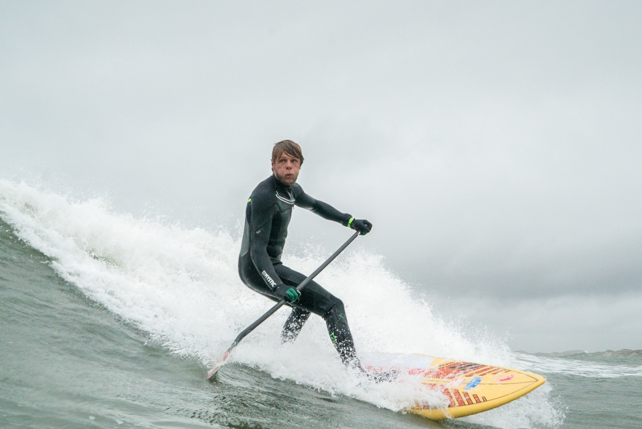 Den tredobbelte og forsvarende verdensmester, Casper Steinfath fra Thy, træner i Vorupør, som i surfer-kredse betragtes som et af de vigtigste spots i Cold Hawaii. 