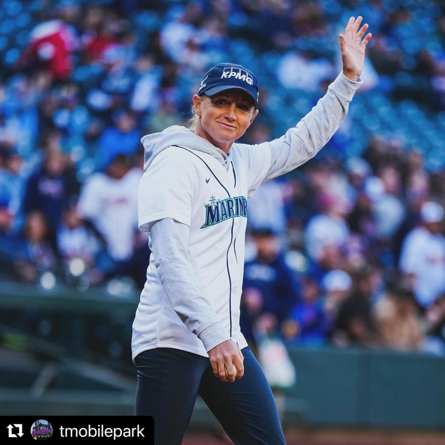 Stacy Lewis threw the ceremonial first pitch at the Mariners game on Tuesday night!
・・・
#Repost @tmobilepark