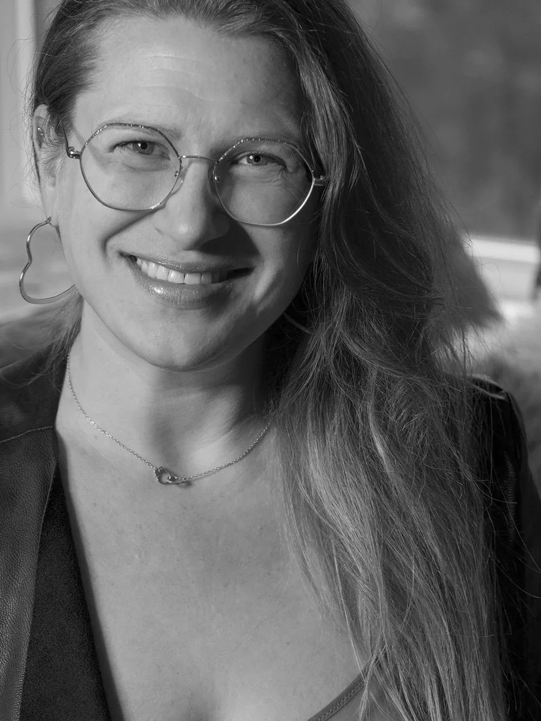 Portrait de Karyn Dupuis, photographe, directrice artistique et fondatrice de Creative Compulsions, studio créatif multidisciplinaire à Saint-Sauveur.