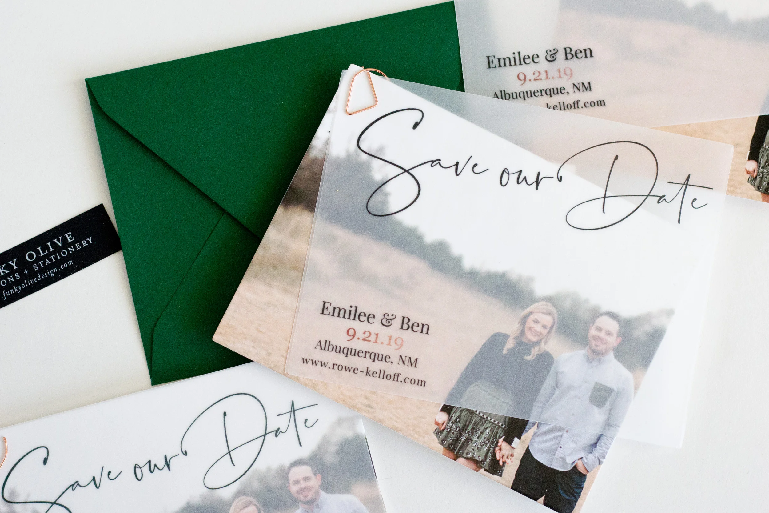 Emilee and Ben chose a vellum overlay to accompany the sweetest engagement photo, held on with a super chic rose gold clip. Paired with a bold green envelope, these definitely top our charts and capture our hearts!
