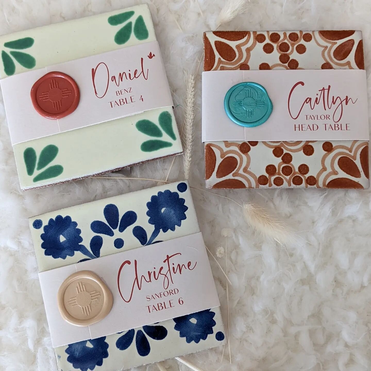 *MAYBE* my favorite Southwest place cards ever. The wax seals indicated the guests meal choices, and they got to keep the cute Talavera tiles. ❤️
Planning by @justlovelyweddings 
.
.
.
.
#funkyolivedesign #weddingplanning #weddinginspiration #wedding