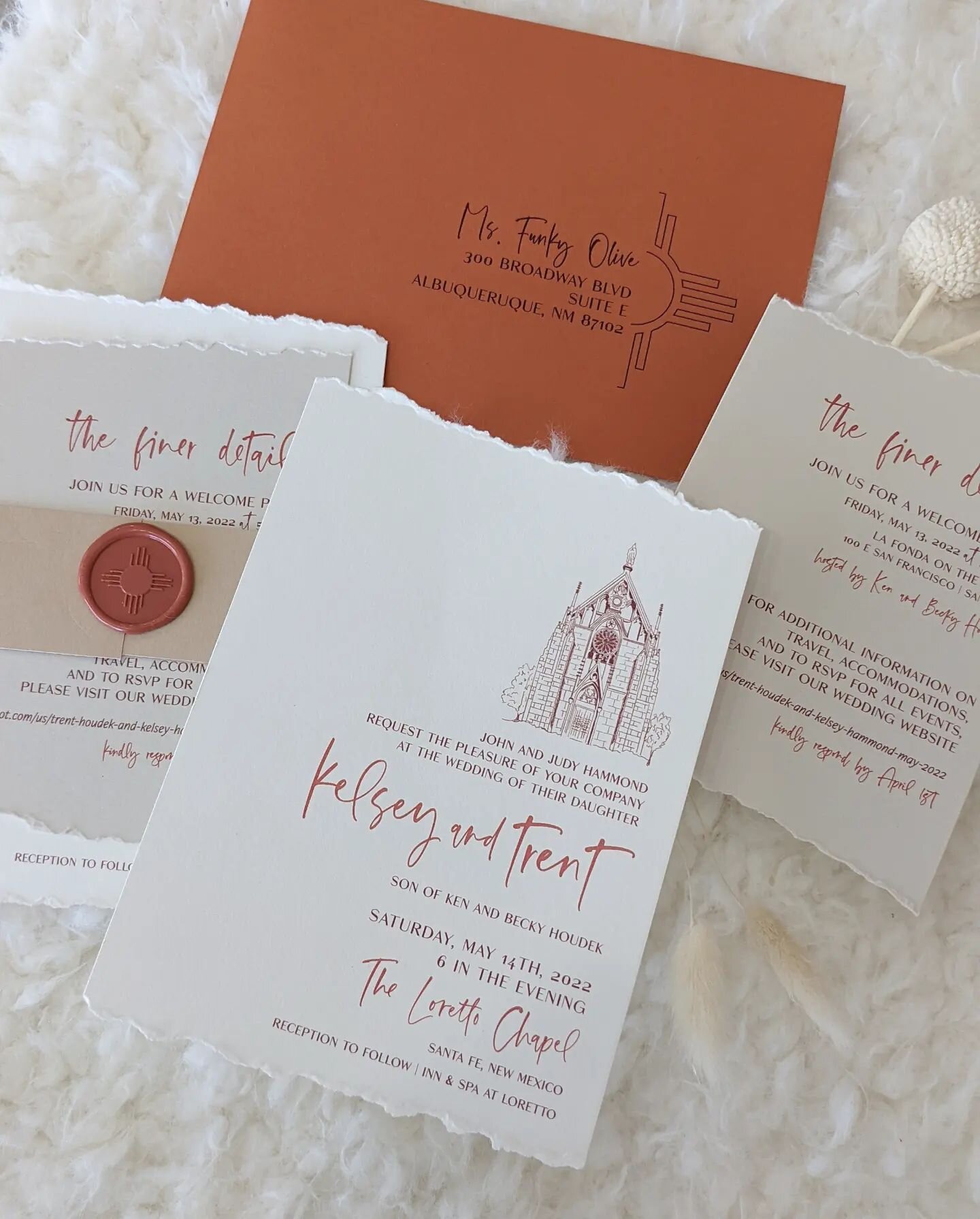 So in love with @kelseynhammond invitation suite, featuring the coolest sketch of our beloved Loretto Chapel. We're also digging the half deckled edge look, and of course our favorite Zia sun wax seal! Do you love it??
Planning @justlovelyweddings 
.