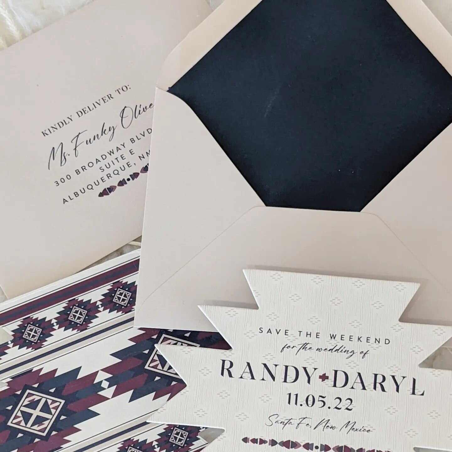 Ooooh, this wedding is going to be so good. That custom die cut we created for Randy + Daryl is giving us liiiife! Pair it with navy velvet envelope liners, a d were smitten. 😍✉️
.
.
.
.
.
#funkyolivedesign #weddingplanning #weddinginspiration #wedd