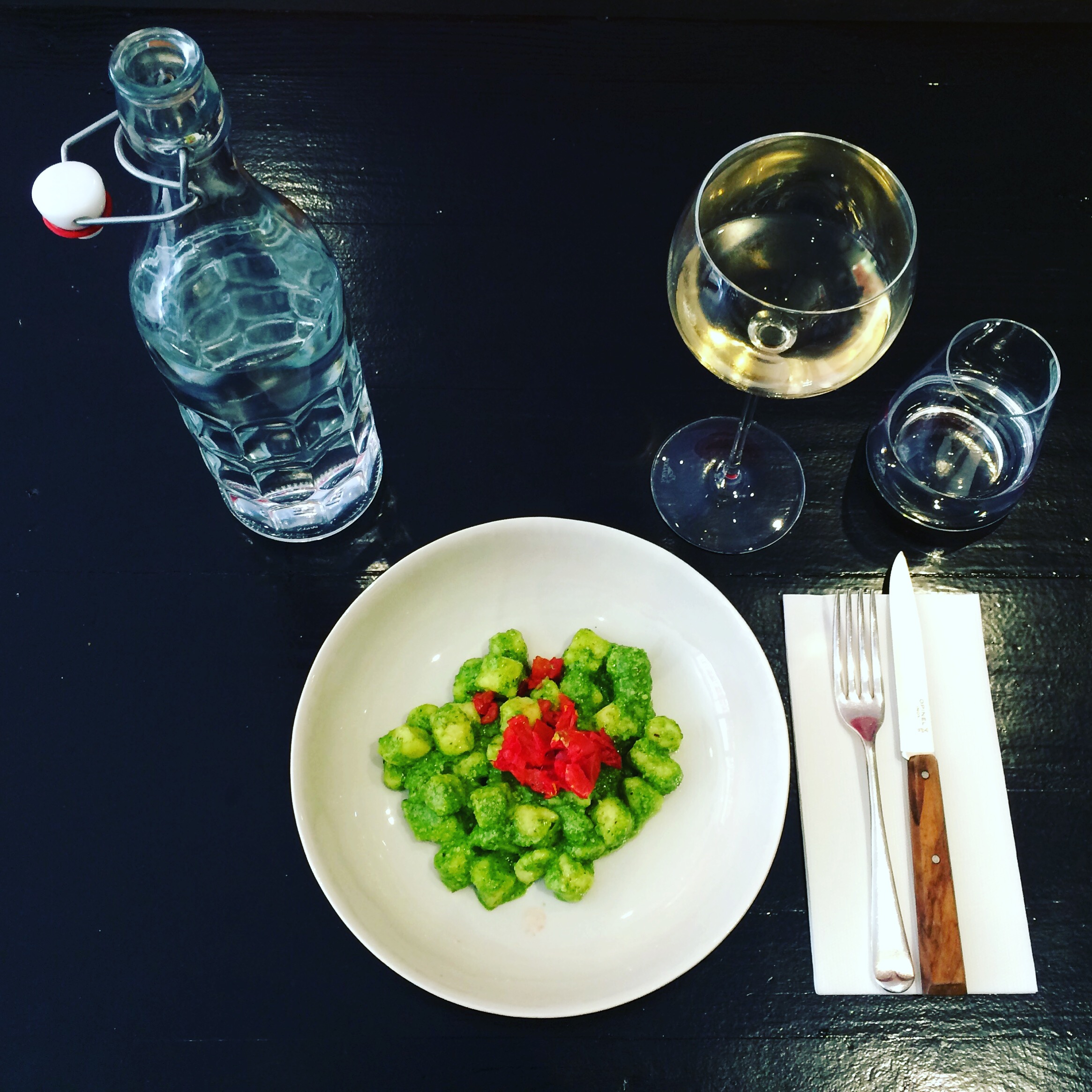 After an intense morning of tasting fruit bombs (mostly luscious and jammy Shiraz), a break was needed in the form of a glass of Saint Croix 'La Serre' with handmade gnocchi and some of the freshest pesto I have ever tasted at Casa Carboni in Anguston. The wine was organic Grenache Blanc (60%) and Grenache Gris (40%) both from old vines, the refreshing palate was full of citrus and herbs and was perfect. 