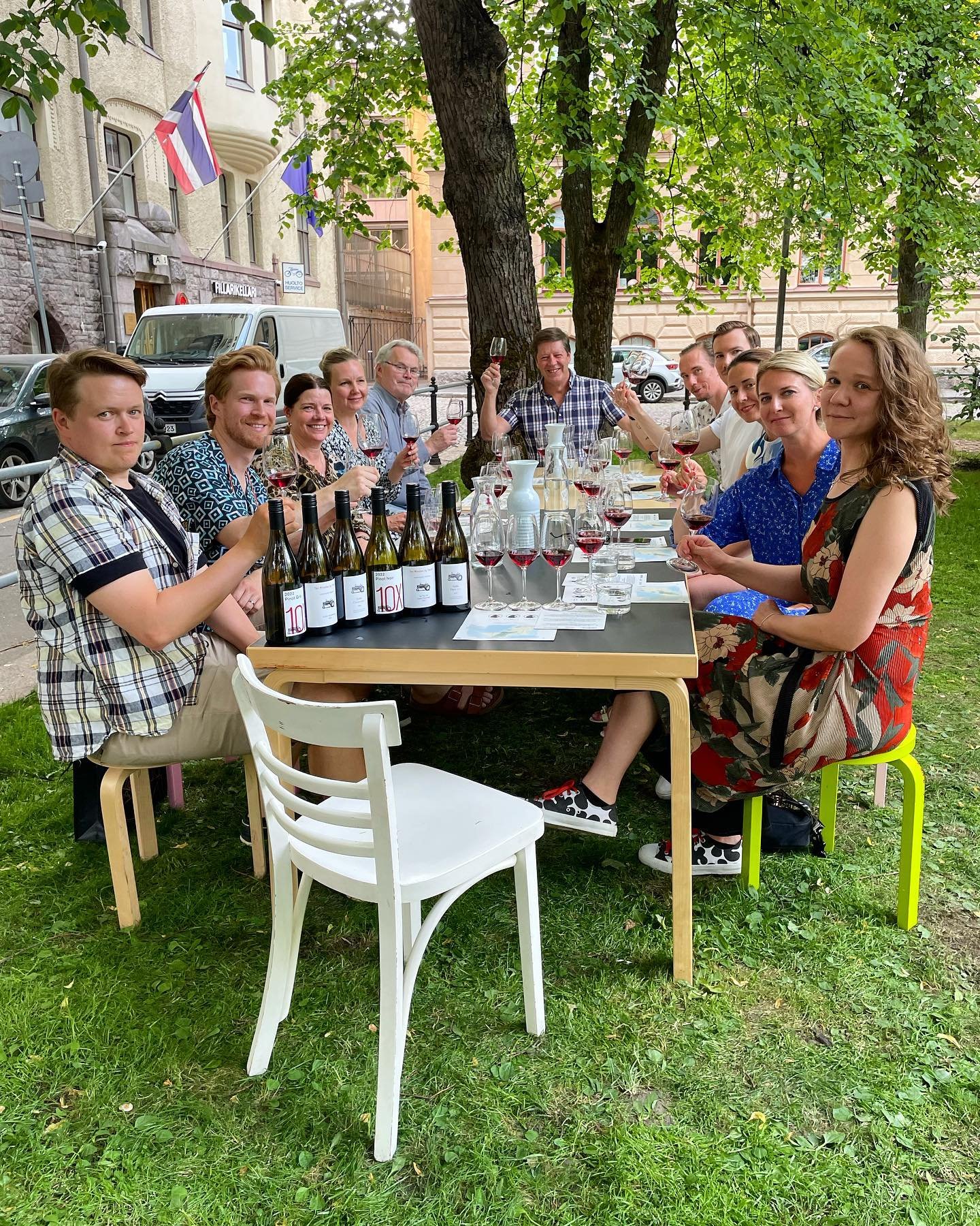 Mornington is back with new releases from Ten Minutes by Tractor&hellip; 🍷🔥
👉🏼 During the short but sweet Finnish summer, we took advantage of the hot weather and did a series of tastings in the park outside the office.
👉🏼 Martin and Karen Sped