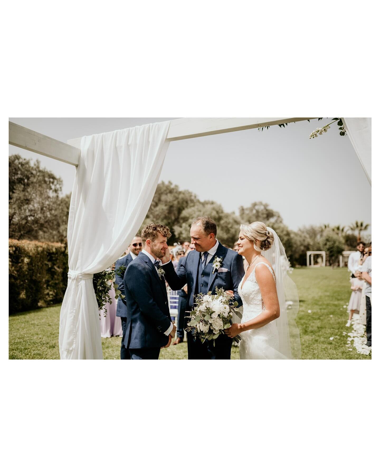 ↟Laura &amp; Greg↟

Wedding planner @algarveweddingsbysonhoadois
Venue @monte_das_oliveiras_albufeira 
Flowers @ouraflores

↯↯ #alternativewedding #AlternativeWeddingPhotographer #authenticlovemag #dirtybootsandmessyhair #lookslikefilmwedings #thewed