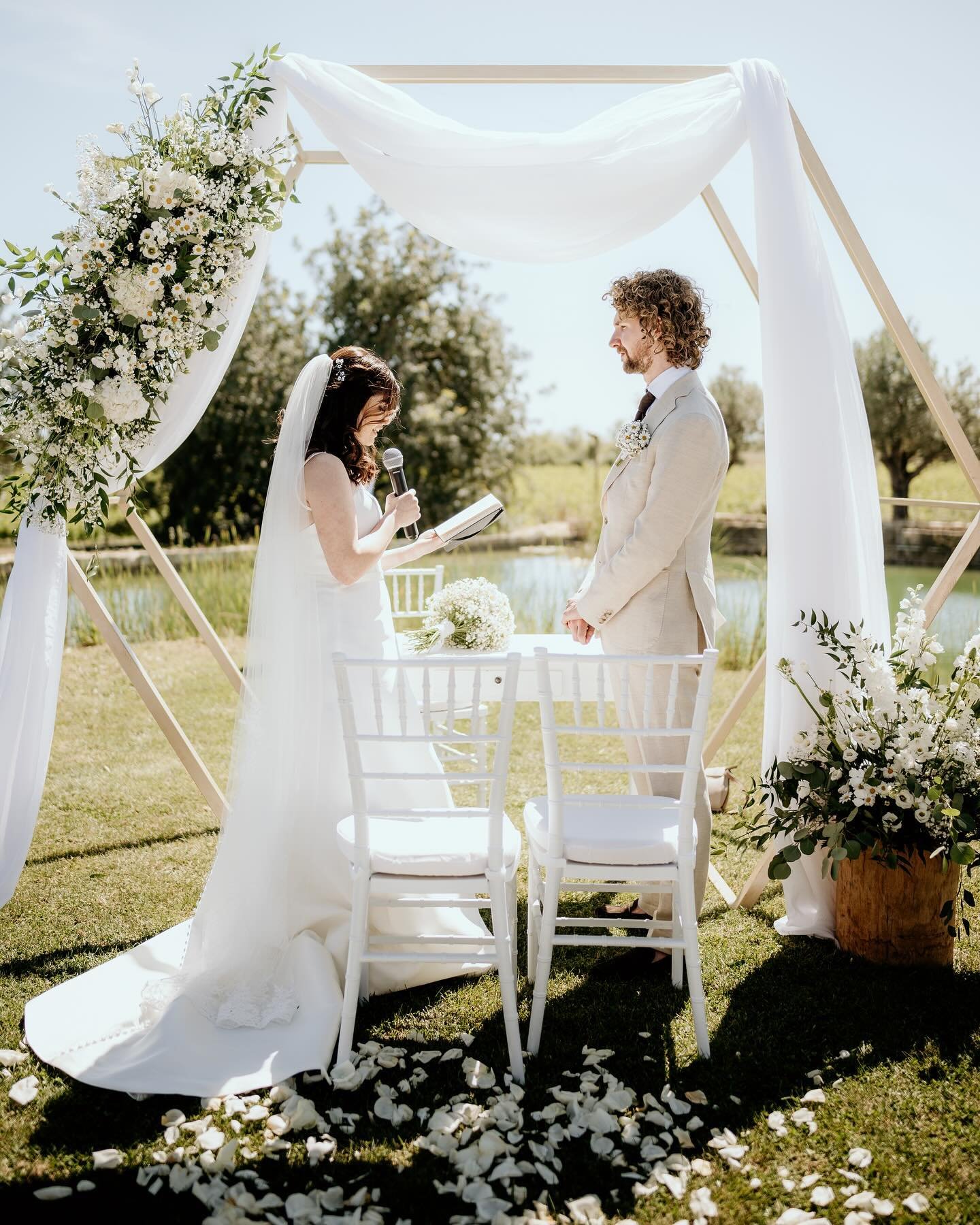 A small appetiser from the first wedding of the season!!

↟Raquel &amp; Max↟
branquinhophotographers ↯↯ aimfordifferent

Hair @sakura_hairbeauty
Makeup @maquilhadora_dorasantos 
Flowers @ouraflores
Classic Car @classicosalgarve 
Planners @algarvewedd