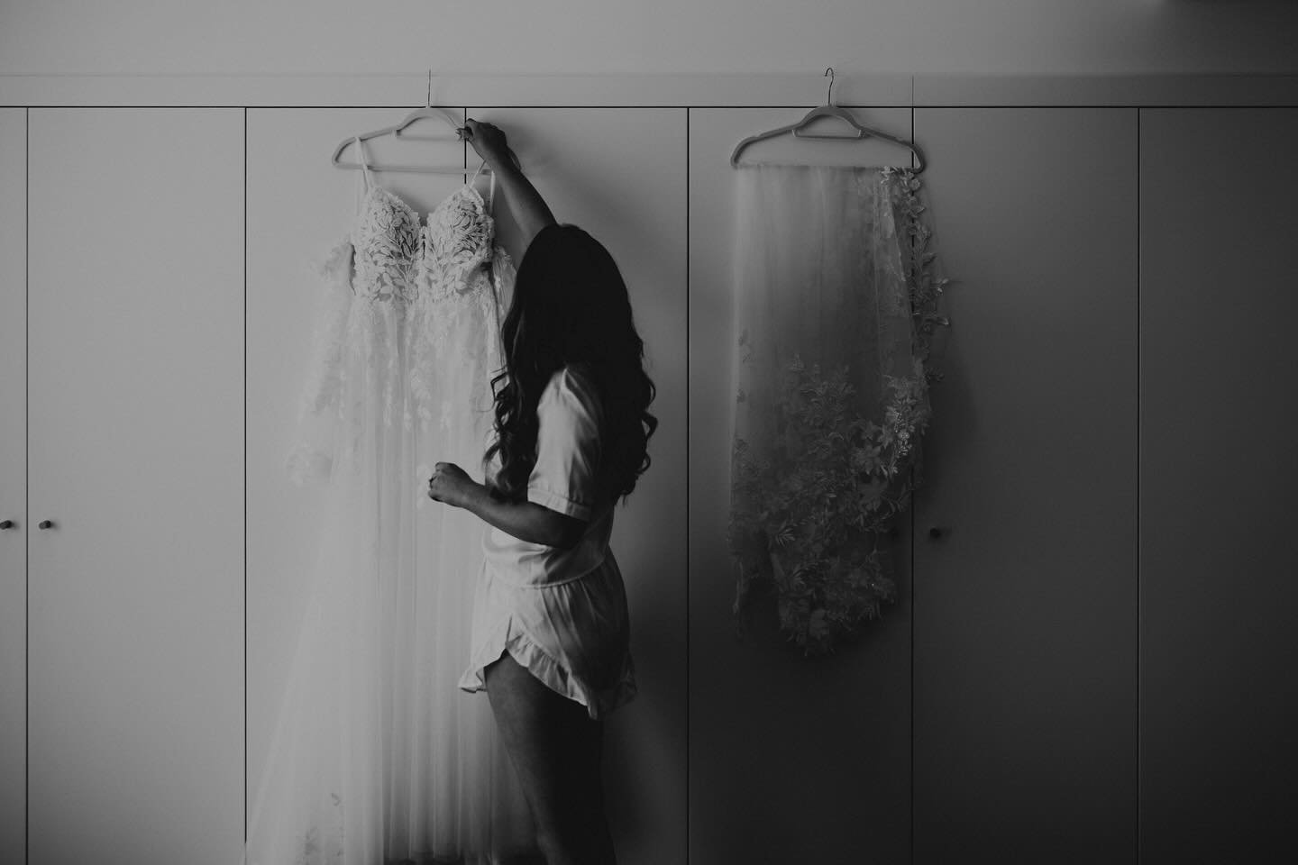 Laura from ↟Laura &amp; Darren↟

Hair @sakura_hairbeauty 
Makeup @makeupbyraquelb 
Dress @loveelliebridal
Flowers @ouraflores
Video @chicosalmonete 
Planners @algarveweddingsbysonhoadois 
Band @softlaunchmusic 
Dj @djtiggy 
Venue @monte_das_oliveiras
