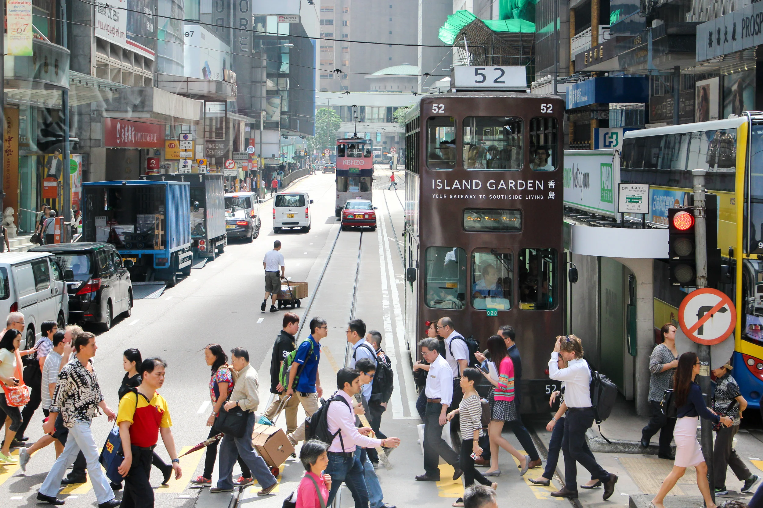 Hong Kong, Hong Kong Island, street photography, people, transport, Asia | DoLessGetMoreDone.com |