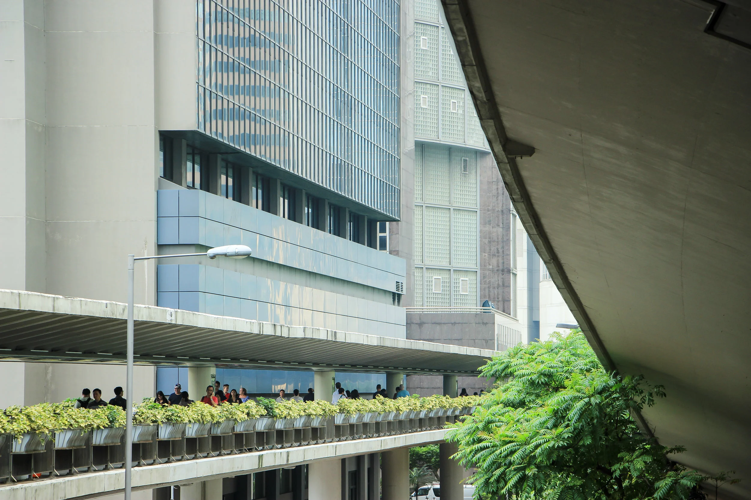 HONG KONG, HONG KONG ISLAND, street photography, ARCHITECTURE, people, MINIMAL, ASIA | DOLESSGETMOREDONE.COM |