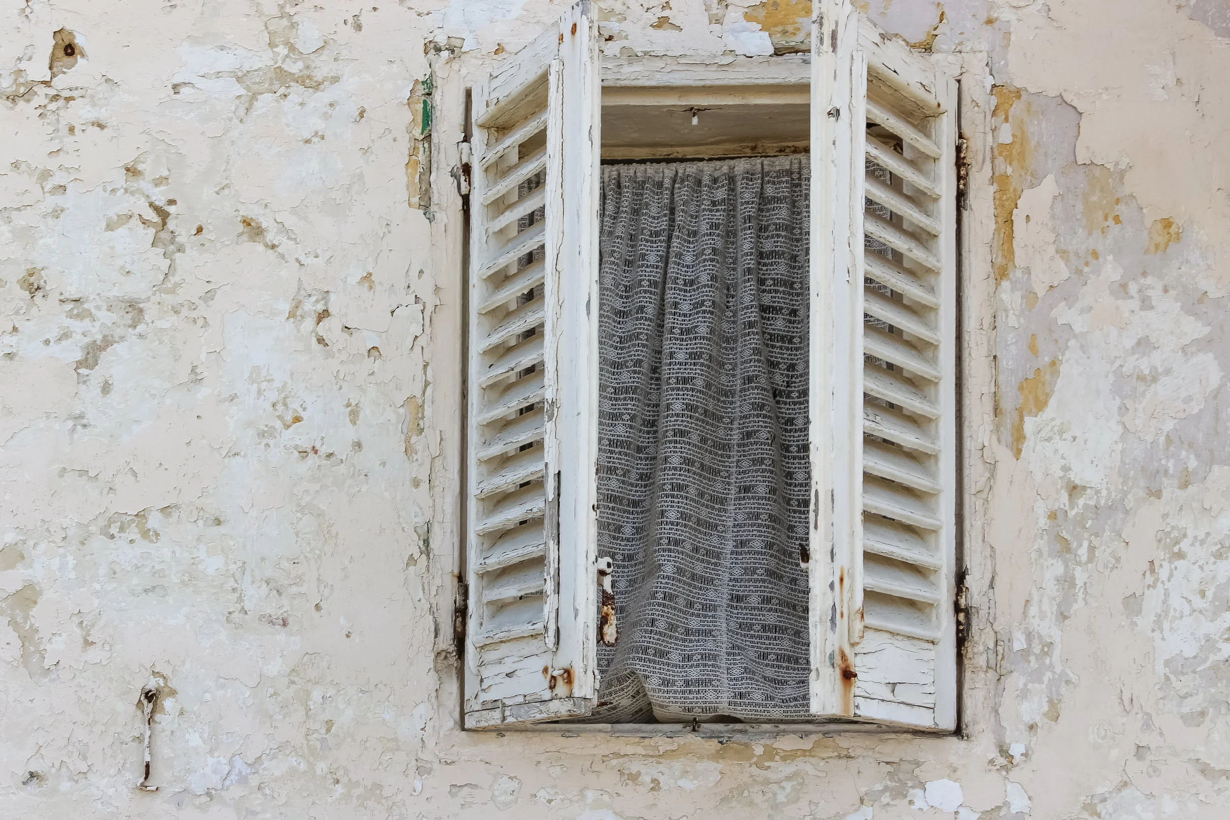 Maltese Window | Old House of Malta | Old Town of Valletta | - Thinking About Appreciation For Quality In Malta | Malta, Europe | DoLessGetMoreDone.com | - Canon Minimal Travel Documentary Photography - search for Liveability | Sustainability