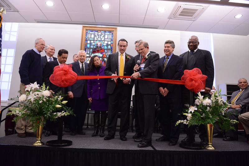 DC Mayor Vincent Gray (center) cuts the ribbon at the Central Union Mission's new location. 